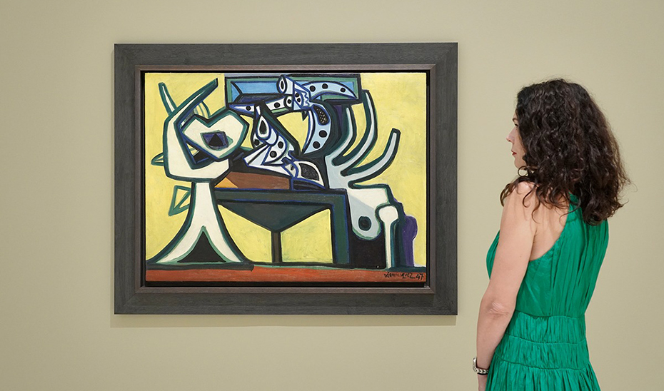 
			      Una mujer contempla una de las obras de Óscar Domínguez expuestas en el Museo Picasso Málaga hasta el próximo 13 de octubre.			    
			  